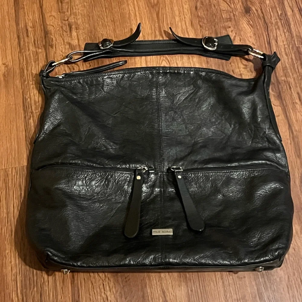 Pulicati black leather shoulder bag, made in Italy.